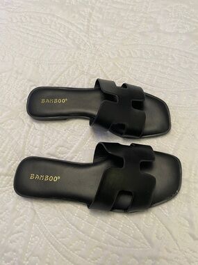 NWOT BAMBOO Brand Black Slip On Sandals H Shaped Strap Shoes 5.5 Excellent Shape